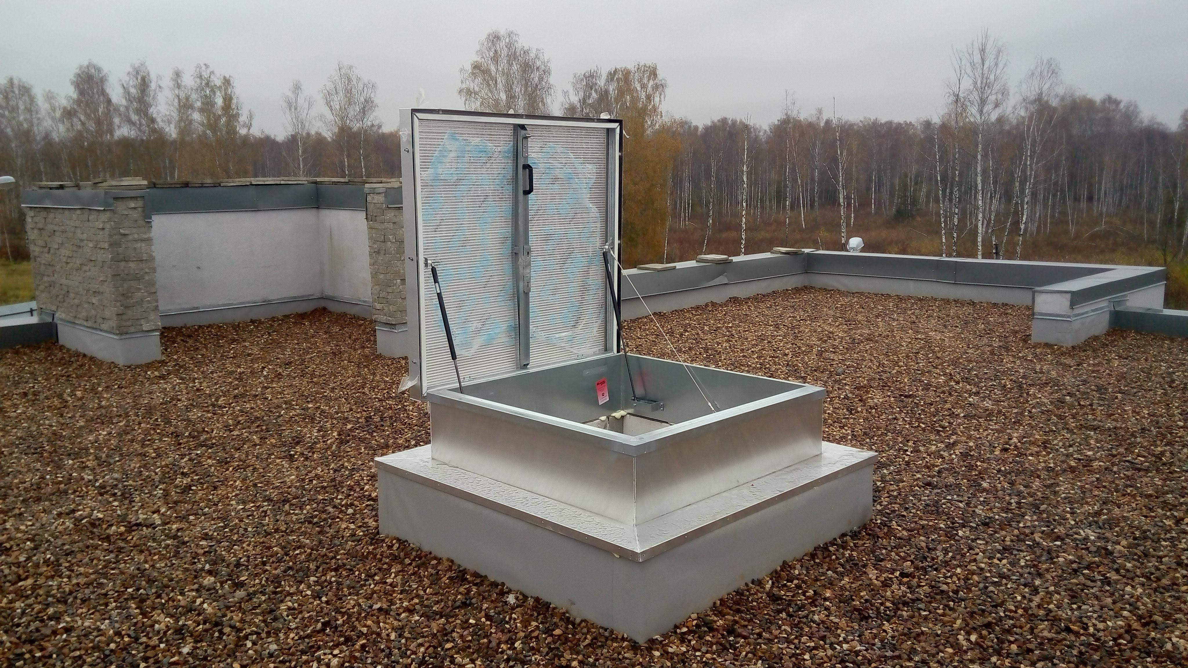 Противопожарные люки выхода на крышу в жилом доме в Нижнем Новгороде.